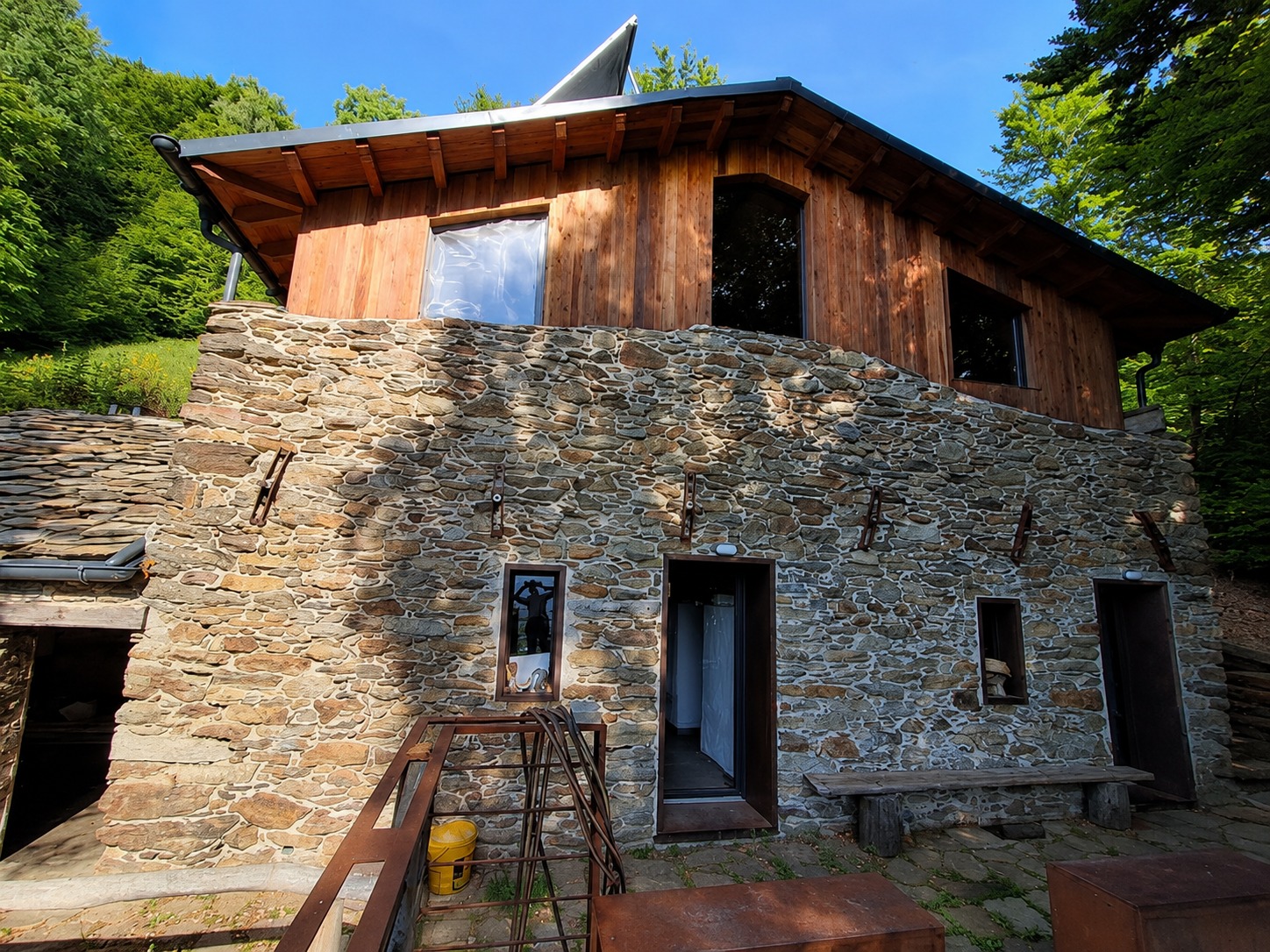Brusada, cascina in pietra e legno immersa nel bosco sopra Sacco in Valtellina